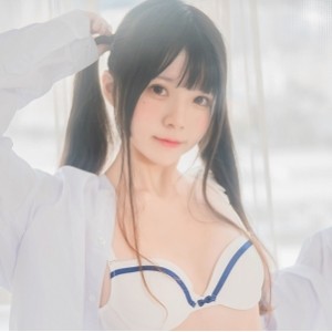 动漫博主妹子Coser《桜桃喵》原创有尺度写真