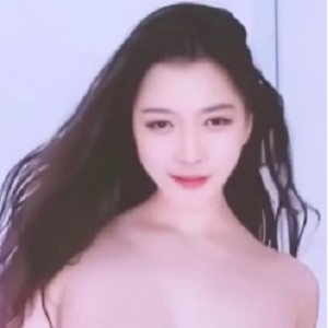 可爱小妹子自拍果舞视频