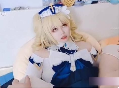 某推TS伪娘小舞酱cos原神芭芭拉肉身抵挡两位老哥的进攻