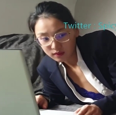 P站留学生up主-刘玥思念OL制服自玩