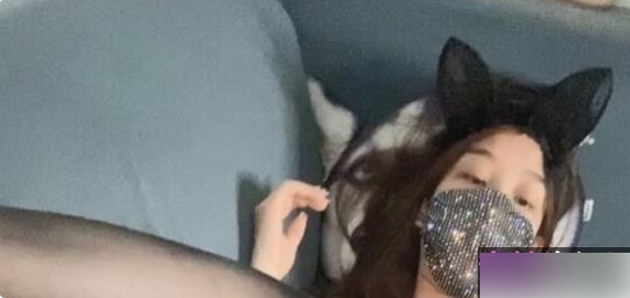 神仙颜值网红（一只小嘤嘤）瑜伽表演，白嫩美腿白到发光【1.6G】