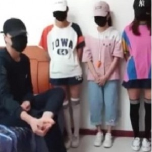 p站大佬（王老师）直播间邀请三位娇小可爱小Loli，百褶裙秀白嫩美腿【970MB】