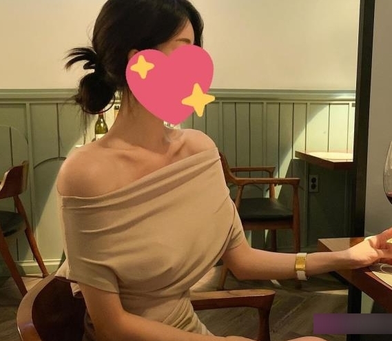 某航空公司员工Ashley在Twitter上分享了她的日常生活，其中包括打粑粑和私拍视频。