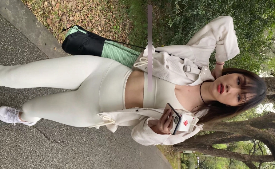 美女穿着白色紧身长裤展示翘臀和长腿的视频，高清画质，文件大小为10.4G，可通过百度云下载。