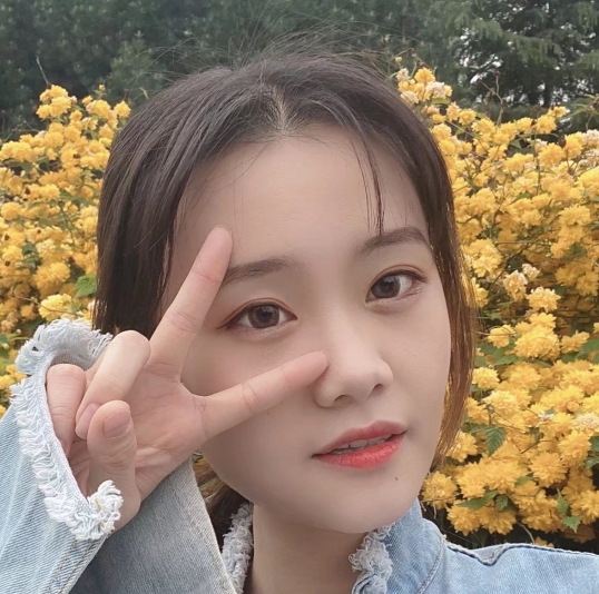 女大学生毕业礼物-职业裤套装，时尚丝装黑丝脚盘