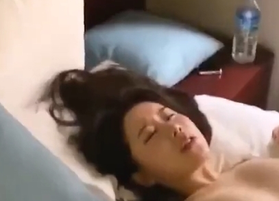 高颜值的骚妻子面无表情下面被猛男C出大量豆浆，紧紧抱着的单男反差