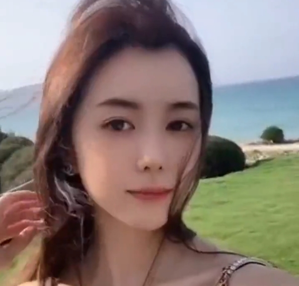 高颜值的骚妻子面无表情下面被猛男C出大量豆浆，紧紧抱着的单男反差