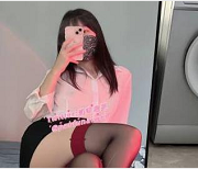 推特网红少女与朋友在电梯口吃奶油泡芙