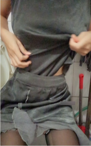 校园网红小胖丁在天台上穿校服拍摄视频和图片