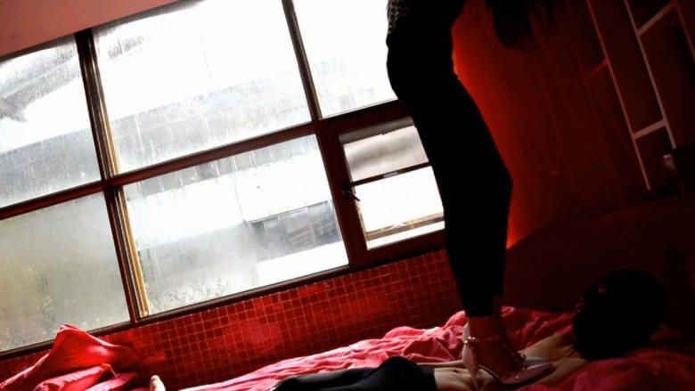 萱萱侧空铆钉细跟踩玩奴隶mp4视频17分钟1280*720女S高跟