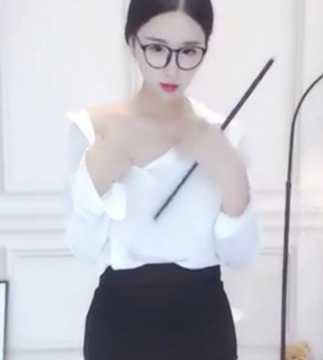 网易cc小恩雅热舞定制剧情合集102.7克拉