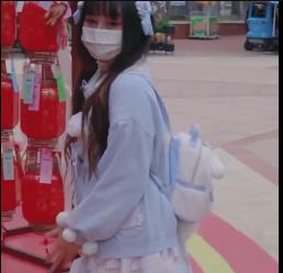 大胆妹子自拍露脸完整版视频2V-770，网吧、电影院、KTV、摩天轮一应俱全！