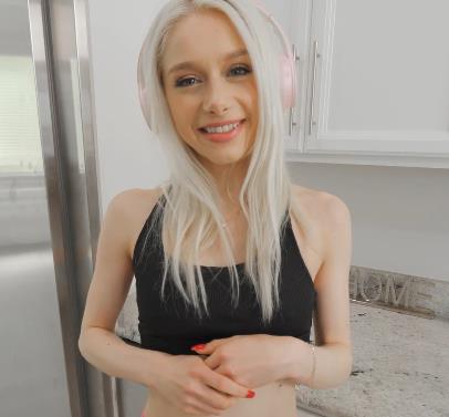 欧美新视讯：时长58分，三人游、女同、互动，怼脸上豪华呈现