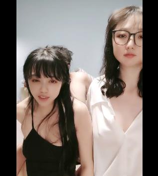 幸福眼镜哥双F少F自拍25分钟视频