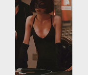 时，A君和C在咖啡馆里聊天，愉快地度过了一段美好的时光。视频中记录了这段难忘的见面经历，共有三部合集，总大小为3.3G，让粉丝们更加深入地了解A君和C之间的故事。这三部合集被称为91大神A君三部合集，是A君粉丝们不容错过的视频之一。