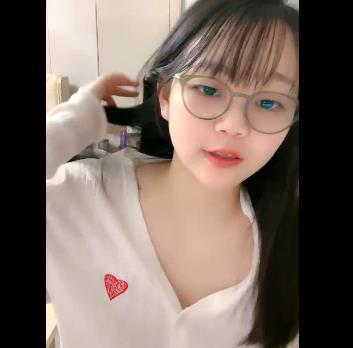 半糖主播猫猫兔：1V2.8G直播录制视频，舞蹬美少女桃子的舞蹈秀