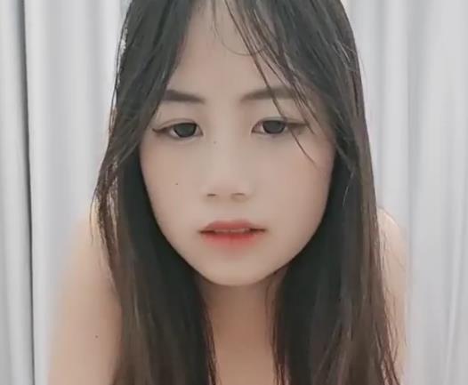 清纯学妹苏依依4V自拍视频，3.8G资源，嫩美侧身展示小黄毛棒棒糖