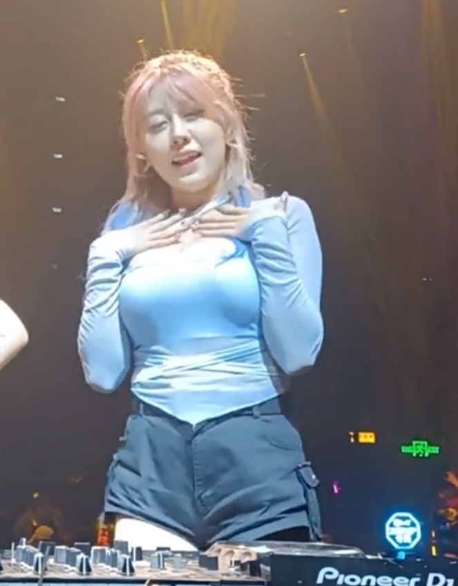 热舞女神小芳：dj抖球舞乳摇甩臀，1073个视频10.05G火爆上线