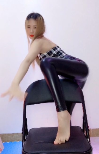 清新嫩妹燕儿私人订制有尺度视频，20万粉丝热议！17v+3.33GB