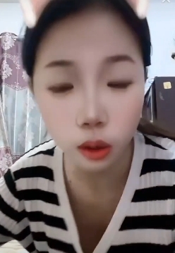 宋可13位美女互动图片：某处球球精选