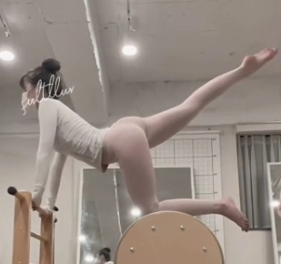 尤物女神闺蜜互动轰趴，百度盘猛男星优儿等你来！