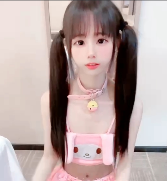 小雯宝宝：超幼齿露脸合法妹子，清纯妩媚放飞自我视频大放送！