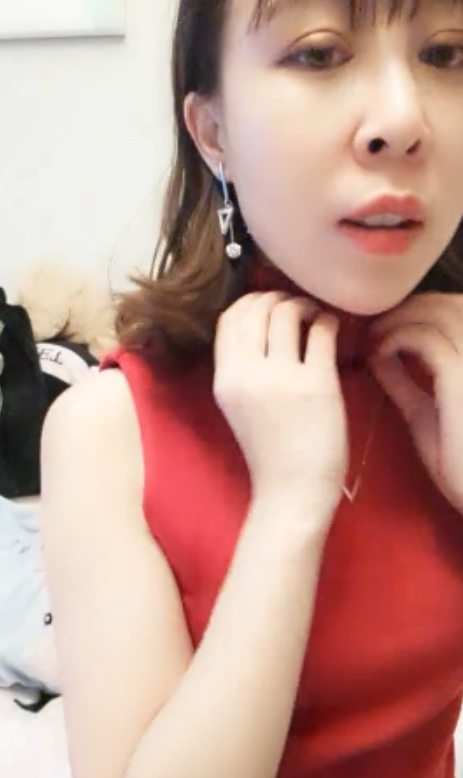 易直播2018大合集收藏：脚露脸丝袜，聊天第一视角，92V，42.73G，高二、19年、20年收藏