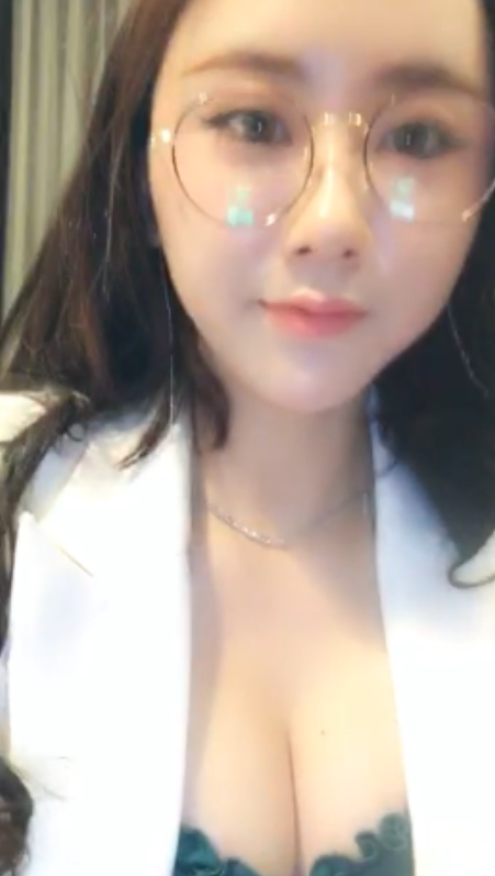 易直播2018大合集收藏：脚露脸丝袜，聊天第一视角，92V，42.73G，高二、19年、20年收藏