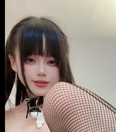 抖音网红小花花定制坐桩视频，时长短小观看舒适，COS车衣表演精彩下载