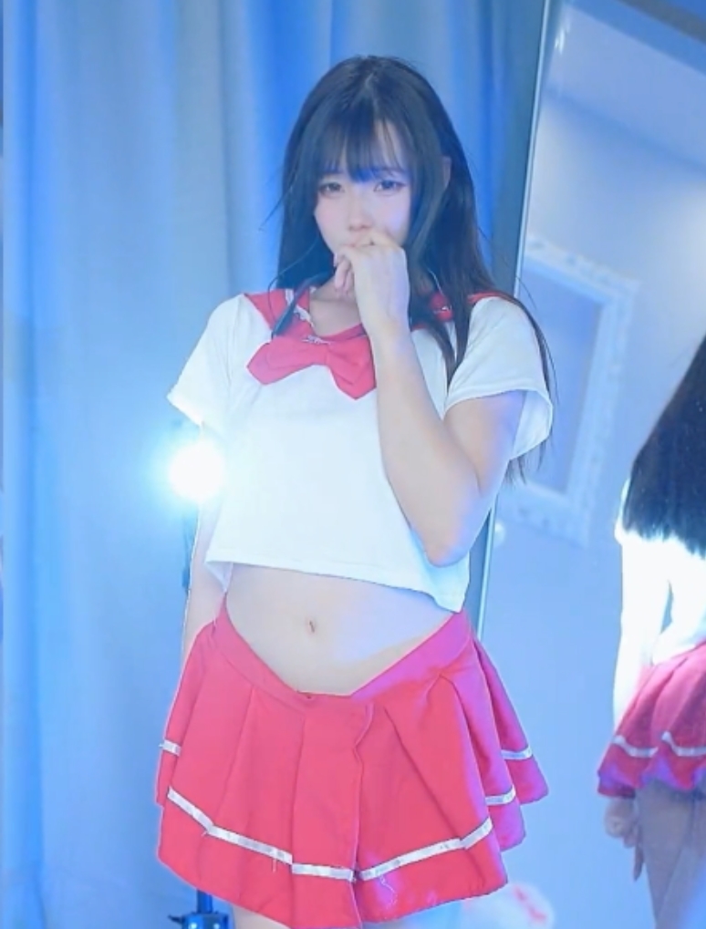 舞合集》是一份珍贵的视频资源，包含了5个视频和4个G的内容，存放在百度盘上。观看这份合集，可以欣赏到主角咬一口兔娘在早期的舞台表现，展现出的舞姿和魅力令人惊艳。赶快点击观看，感受她的舞蹈魅力吧！