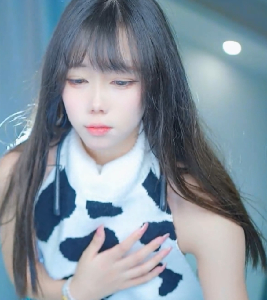 舞合集》是一份珍贵的视频资源，包含了5个视频和4个G的内容，存放在百度盘上。观看这份合集，可以欣赏到主角咬一口兔娘在早期的舞台表现，展现出的舞姿和魅力令人惊艳。赶快点击观看，感受她的舞蹈魅力吧！