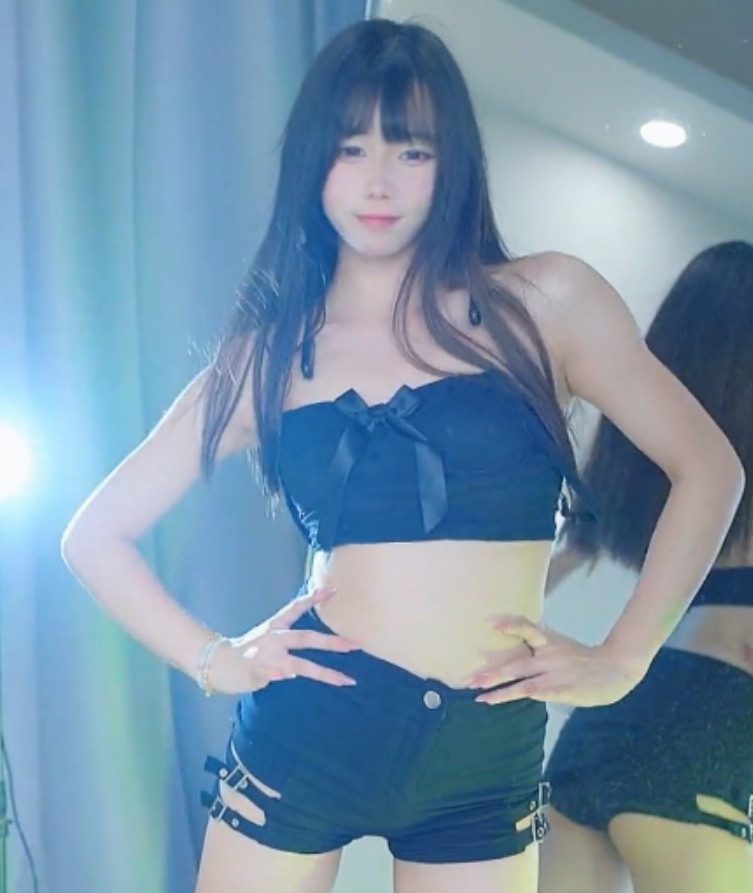 舞合集》是一份珍贵的视频资源，包含了5个视频和4个G的内容，存放在百度盘上。观看这份合集，可以欣赏到主角咬一口兔娘在早期的舞台表现，展现出的舞姿和魅力令人惊艳。赶快点击观看，感受她的舞蹈魅力吧！