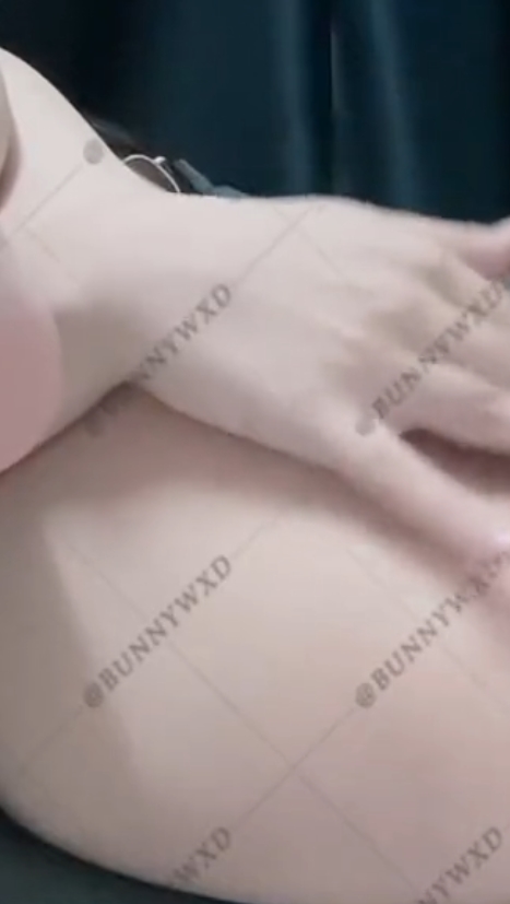 班尼兔：推特冷门妹子水晶放飞自我不明液体真实福利姬[16v+153m][百度盘]