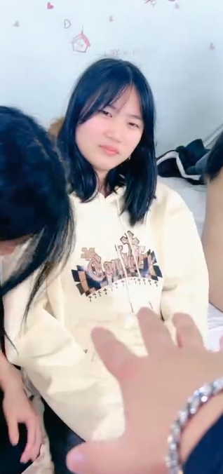 嫩妹子团建乱来！高颜值超级嫩，给力活力四送