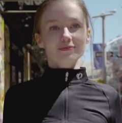 Emily纽约展示：121个视频展现多样魅力