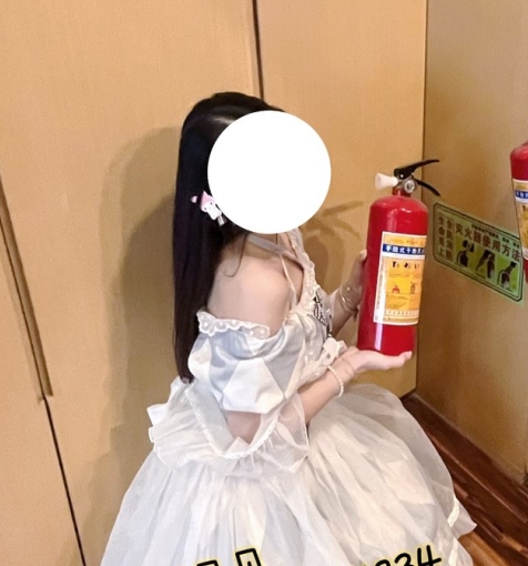 拜金女神贝贝：反差生活大揭秘，1338张照片54个视频全方位展示