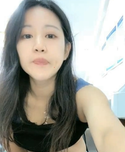 办公室白领小小溪：水花喷泉般的表演魅力