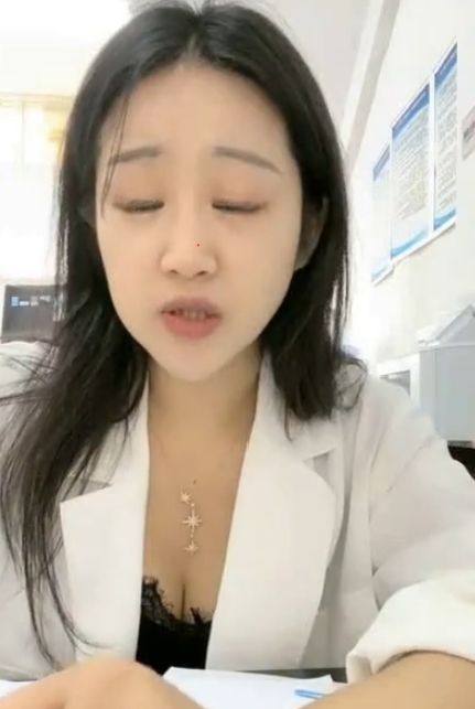 办公室白领小小溪：水花喷泉般的表演魅力