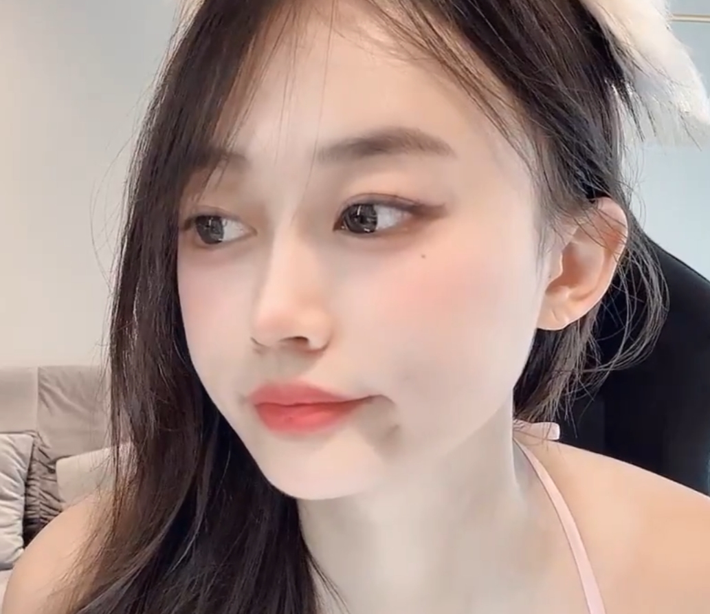 Anan_babe：童颜大罩杯新资源5V+4G，百度盘大放送！