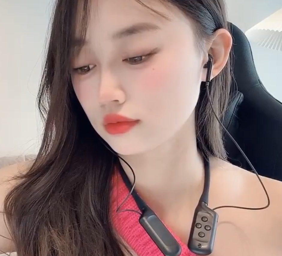 Anan_babe：童颜大罩杯新资源5V+4G，百度盘大放送！