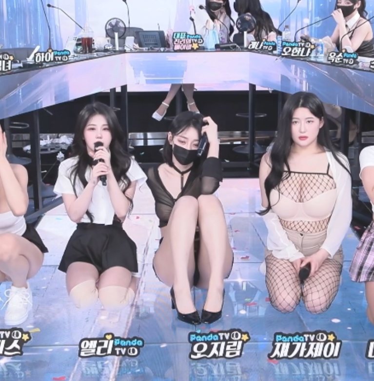 根据您提供的内容，为该商品取一个精彩视频合集：韩国脱衣舞、密室逃脱和骰子战争，4V+37G，百度盘下载，无密码压缩，中韩字幕，支持坛友，简易解压方式