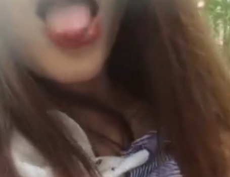 暇接触。这个视频合集包含了众多精彩的户外场景，展示了叶子姐姐的勾引魅力和放飞自我的个性。无论是团建活动还是个人娱乐，这个大合集都能满足你的需求。视频数量众多，让你尽情享受叶子姐姐的魅力，而且还特别为手机用户做了压缩包，方便存储和观看。快来百度盘下载，一起领略户外叶子姐姐的魅力吧！