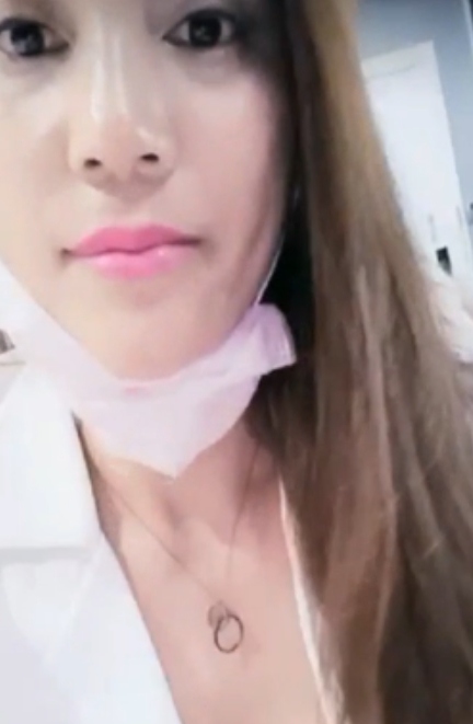 暇接触。这个视频合集包含了众多精彩的户外场景，展示了叶子姐姐的勾引魅力和放飞自我的个性。无论是团建活动还是个人娱乐，这个大合集都能满足你的需求。视频数量众多，让你尽情享受叶子姐姐的魅力，而且还特别为手机用户做了压缩包，方便存储和观看。快来百度盘下载，一起领略户外叶子姐姐的魅力吧！