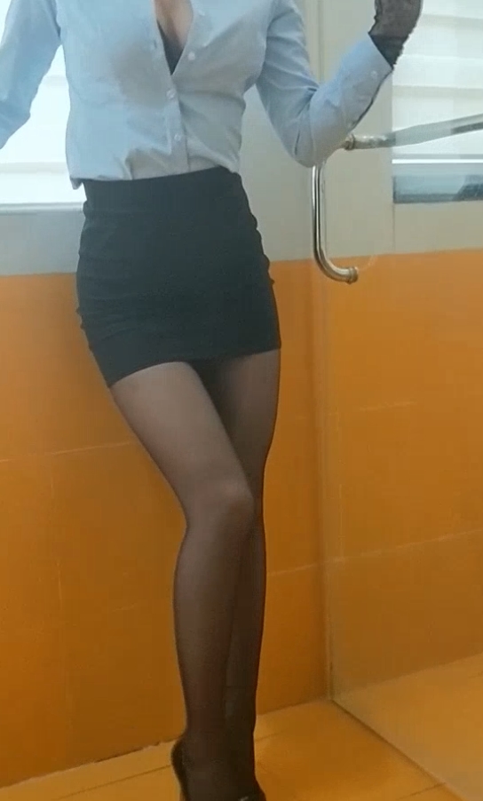 小丝CC丝袜美腿系列：227个视频，12.4兆每个，补百度，增ED2K链接