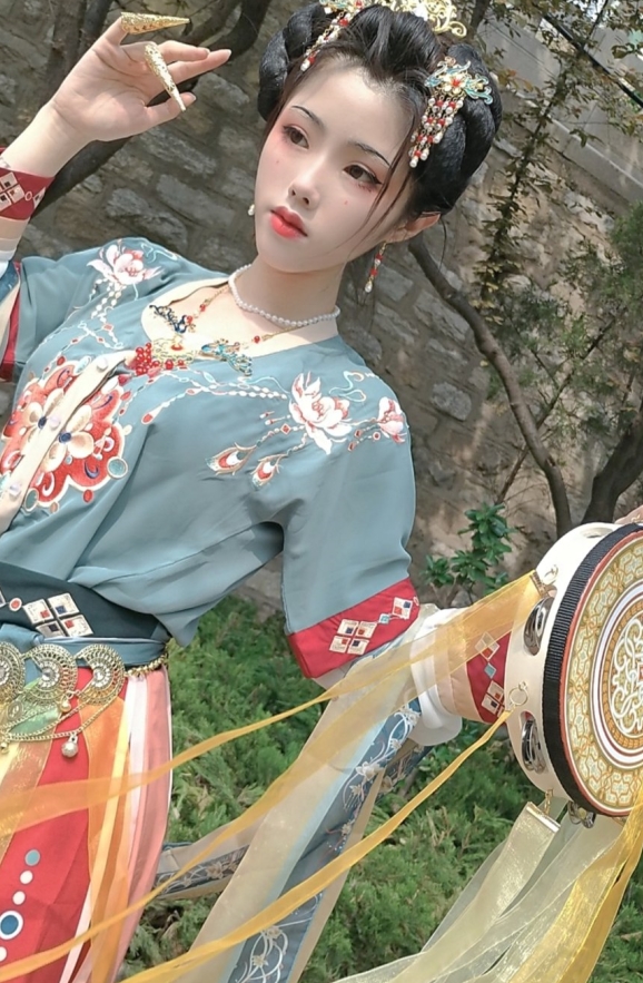 钛合金TiTi作品91套52g合集：音乐主持双栖女孩胡雯精彩演绎