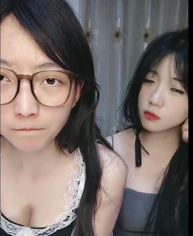 《小甜甜首播道具秀，4V4.4G视频下载观看》