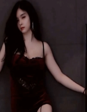 有她的火箭群更是人气爆棚。想要赚钱的主播们纷纷效仿她的风格，但却难以达到她的水准。张琪格的热舞视频就像是一盏明亮的车灯，在她的低谷时期为她指引了前行的方向。想要一睹张琪格的热舞诱惑，赶紧下载她的视频合集吧！