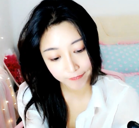 8秒妹主播魅力合集：41部勾引男人视频+4部UT视讯美女特辑，清纯外貌与甜美声音让你无法抗拒！