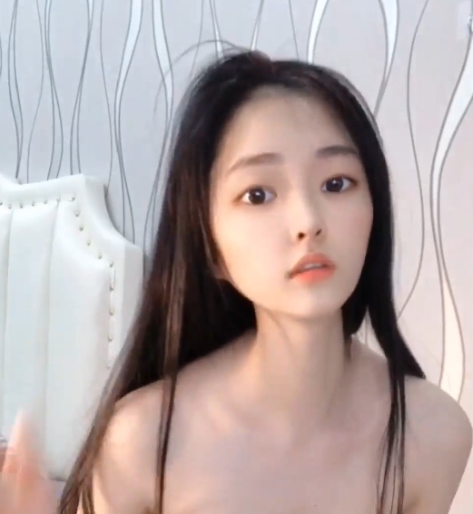 露脸福利姬芋喵喵：54v17.6g视频合集，11月新增百度收藏展示