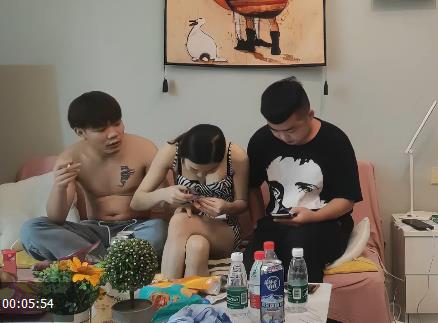 T派约P自拍合集1V1.3G，时长1:25，摆拍风格